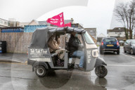 NEWS - Coronavirus: Tuk Tuks transportieren Betagte kostenlos zu ihrem lokalen Impfzentrum in Wales