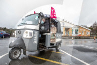 NEWS - Coronavirus: Tuk Tuks transportieren Betagte kostenlos zu ihrem lokalen Impfzentrum in Wales