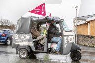 NEWS - Coronavirus: Tuk Tuks transportieren Betagte kostenlos zu ihrem lokalen Impfzentrum in Wales