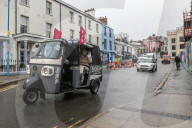 NEWS - Coronavirus: Tuk Tuks transportieren Betagte kostenlos zu ihrem lokalen Impfzentrum in Wales