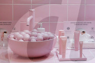 PEOPLE - Kylie Jenners Kosmetiklinie Kylie Skin wirbt in einem rosa Badezimmer in den Galeries Lafayette Champs Elysees
