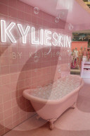 PEOPLE - Kylie Jenners Kosmetiklinie Kylie Skin wirbt in einem rosa Badezimmer in den Galeries Lafayette Champs Elysees
