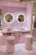 PEOPLE - Kylie Jenners Kosmetiklinie Kylie Skin wirbt in einem rosa Badezimmer in den Galeries Lafayette Champs Elysees
