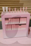 PEOPLE - Kylie Jenners Kosmetiklinie Kylie Skin wirbt in einem rosa Badezimmer in den Galeries Lafayette Champs Elysees
