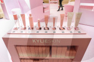 PEOPLE - Kylie Jenners Kosmetiklinie Kylie Skin wirbt in einem rosa Badezimmer in den Galeries Lafayette Champs Elysees
