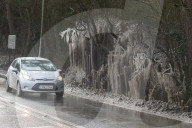 FEATURE - Das gefrorene Wasser aus einer Pfütze verursacht eine bizarre Eisformation am Strassenrand im britischen Headley