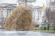 Freezing temperatures and snow for the South East this morning as Storm Darcy contiues to cause chaos.