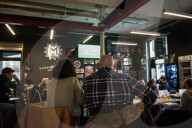 NEWS - Coronavirus: Ein Nachmittag der Normalität in einem Pub in Mailand 