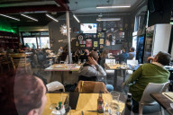 NEWS - Coronavirus: Ein Nachmittag der Normalität in einem Pub in Mailand 