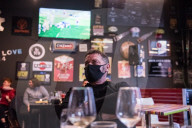 NEWS - Coronavirus: Ein Nachmittag der Normalität in einem Pub in Mailand 