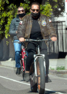 PEOPLE -  Arnold Schwarzenegger unterwegs mit dem Bike in Venice