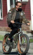 PEOPLE -  Arnold Schwarzenegger unterwegs mit dem Bike in Venice