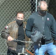 PEOPLE -  Arnold Schwarzenegger unterwegs mit dem Bike in Venice