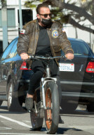 PEOPLE -  Arnold Schwarzenegger unterwegs mit dem Bike in Venice