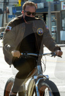 PEOPLE -  Arnold Schwarzenegger unterwegs mit dem Bike in Venice
