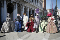 NEWS - Menschen mit Karnevals- und Gesichtsschutzmasken auf dem San Marco Platz in Venedig