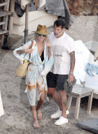 PEOPLE - Laeticia Hallyday badet mit Jalil Lespert auf St-Barth