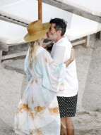 PEOPLE - Laeticia Hallyday badet mit Jalil Lespert auf St-Barth