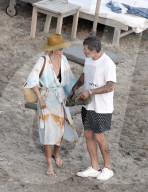 PEOPLE - Laeticia Hallyday badet mit Jalil Lespert auf St-Barth