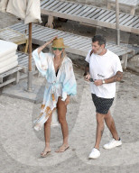 PEOPLE - Laeticia Hallyday badet mit Jalil Lespert auf St-Barth