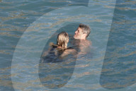 PEOPLE - Laeticia Hallyday badet mit Jalil Lespert auf St-Barth