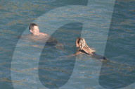PEOPLE - Laeticia Hallyday badet mit Jalil Lespert auf St-Barth