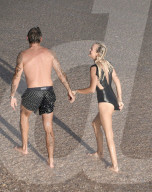 PEOPLE - Laeticia Hallyday badet mit Jalil Lespert auf St-Barth