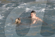 PEOPLE - Laeticia Hallyday badet mit Jalil Lespert auf St-Barth