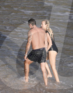 PEOPLE - Laeticia Hallyday badet mit Jalil Lespert auf St-Barth