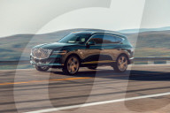 PEOPLE -  Tiger Woods bei schwerem Autounfall verletzt: Er fuhr einen Genesis GV80 SUV 