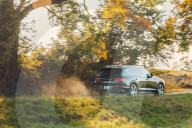 PEOPLE -  Tiger Woods bei schwerem Autounfall verletzt: Er fuhr einen Genesis GV80 SUV 