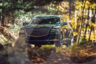 PEOPLE -  Tiger Woods bei schwerem Autounfall verletzt: Er fuhr einen Genesis GV80 SUV 