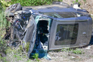 PEOPLE -  Tiger Woods bei schwerem Autounfall verletzt: Das Wrack am Unfallort