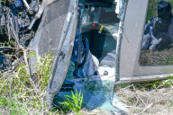 PEOPLE -  Tiger Woods bei schwerem Autounfall verletzt: Das Wrack am Unfallort