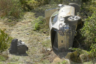 PEOPLE -  Tiger Woods bei schwerem Autounfall verletzt: Das Wrack am Unfallort