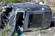 PEOPLE -  Tiger Woods bei schwerem Autounfall verletzt: Das Wrack am Unfallort