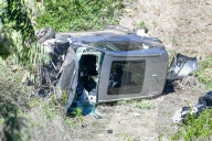 PEOPLE -  Tiger Woods bei schwerem Autounfall verletzt: Das Wrack am Unfallort