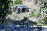 PEOPLE -  Tiger Woods bei schwerem Autounfall verletzt: Das Wrack am Unfallort