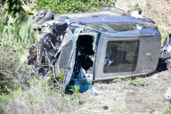 PEOPLE -  Tiger Woods bei schwerem Autounfall verletzt: Das Wrack am Unfallort