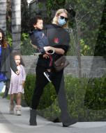 PEOPLE - Eddie Murphys Verlobte, Paige Butcher, unterwegs mit den Kindern in Los Angeles (13. Feb)