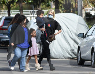 PEOPLE - Eddie Murphys Verlobte, Paige Butcher, unterwegs mit den Kindern in Los Angeles (13. Feb)