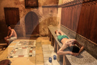 NEWS -  Palästinenser entspannen im antiken Hamam Al-Samra Dampfbad in Gaza-Stadt