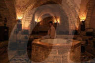 NEWS -  Palästinenser entspannen im antiken Hamam Al-Samra Dampfbad in Gaza-Stadt