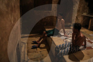 NEWS -  Palästinenser entspannen im antiken Hamam Al-Samra Dampfbad in Gaza-Stadt