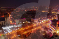 FEATURE - Hell erleuchtete Nachtszenerie in Bole City, Provinz Xinjiang, China