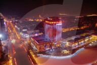 FEATURE - Hell erleuchtete Nachtszenerie in Bole City, Provinz Xinjiang, China