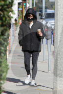 PREMIUM EXCLUSIVE Jennifer Garner Is All Bundled Up For Morning Coffee Run