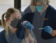 NEWS - Coronavirus: Long Beach impft jüngere Menschen mit gesundheitlichen Einschränkungen, USA
