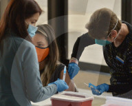 NEWS - Coronavirus: Long Beach impft jüngere Menschen mit gesundheitlichen Einschränkungen, USA