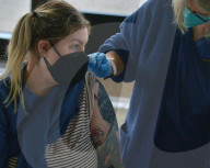 NEWS - Coronavirus: Long Beach impft jüngere Menschen mit gesundheitlichen Einschränkungen, USA